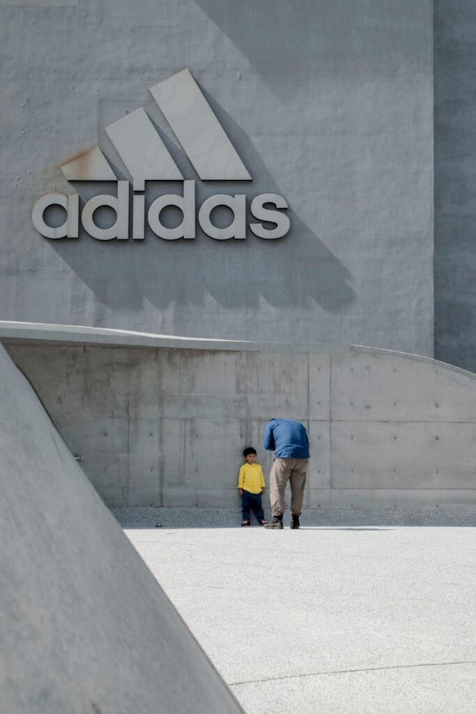 imagem da empresa adidas