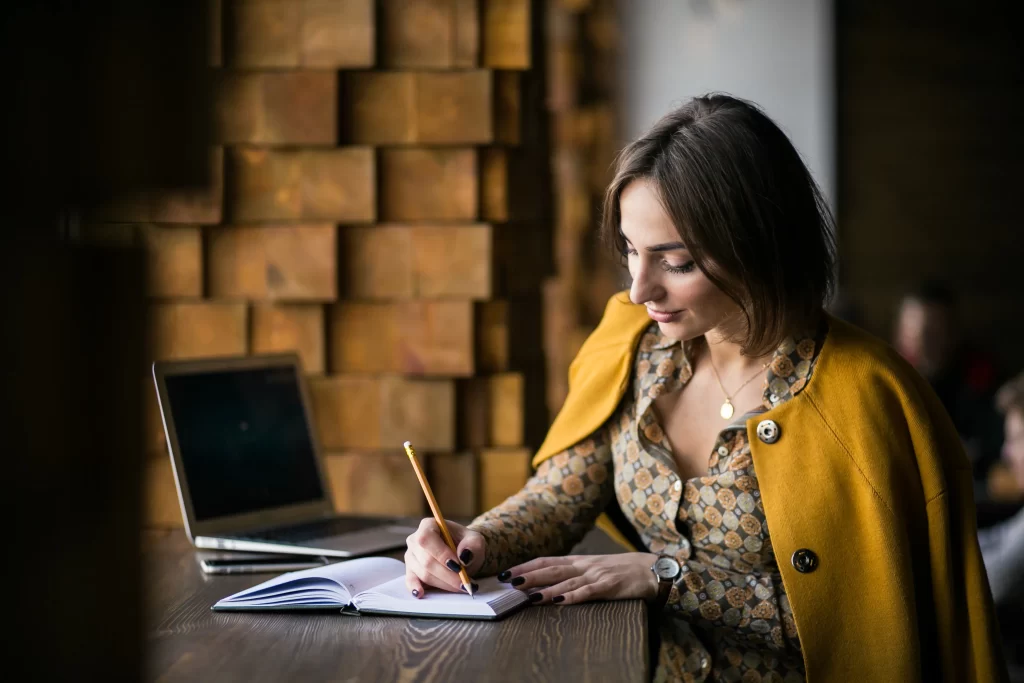 empresária escrevendo em seu novo planner 2025